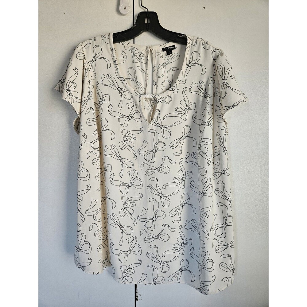 Torrid Georgette Keyhole Flutter Sleeve Blouse Bow Print Size 1X White Black